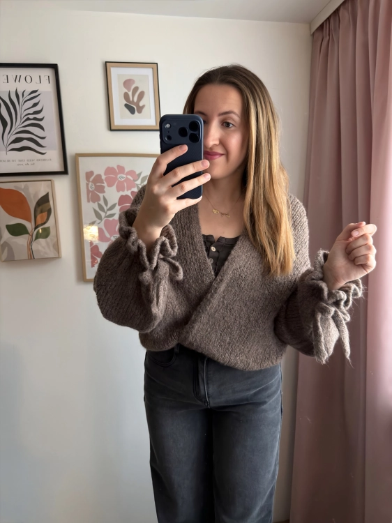 Kardigan PUFFY kakaowy z kokardkami – stylizacja z ciemnymi jeansami