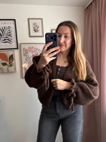 Czekoladowy kardigan damski PUFFY w stylizacji z jeansami