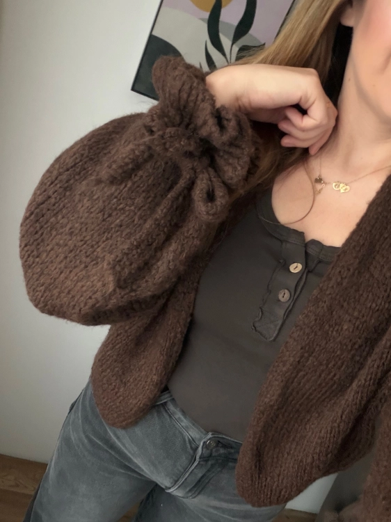 Kardigan PUFFY czekoladowy z obszernymi rękawami – stylizacja na modelce