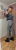 Szare spodnie jeans mom fit MILAS na modelce z haftowanym serduszkiem na kieszeni