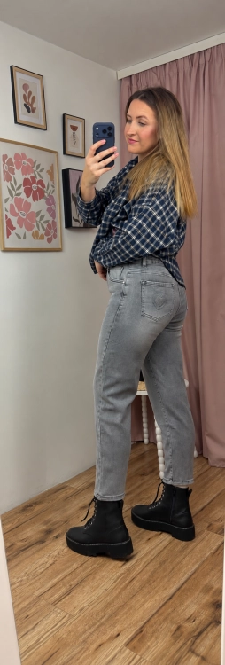 Szare spodnie jeans mom fit MILAS na modelce z haftowanym serduszkiem na kieszeni