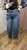 Niebieskie jeansy Balloon Laulia na modelce – widok z przodu