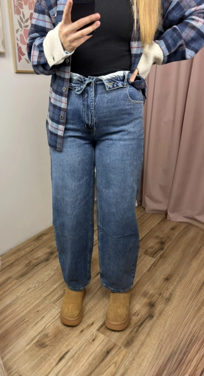 Niebieskie jeansy Balloon Laulia na modelce – widok z przodu