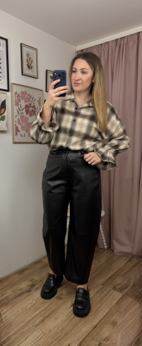 Czarne spodnie balloon z ekoskóry VERA – przód i szerokie nogawki