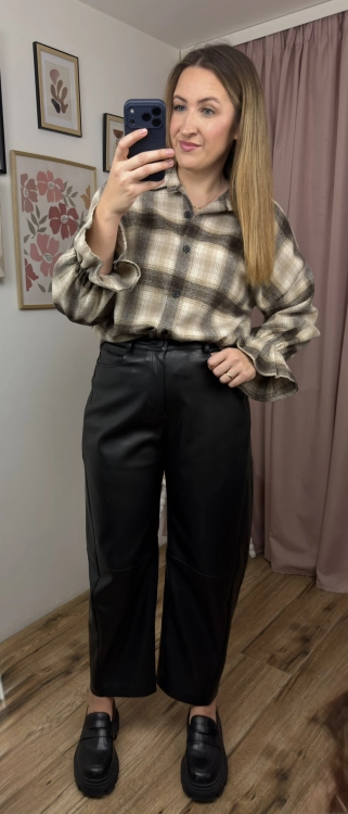 Czarne spodnie z imitacji skóry VERA – stylizacja na modelce z przodu