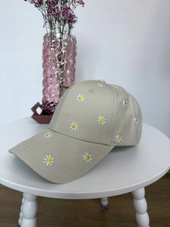 Bawełniana czapka damska z daszkiem beżowa haftowane stokrotki regulowana