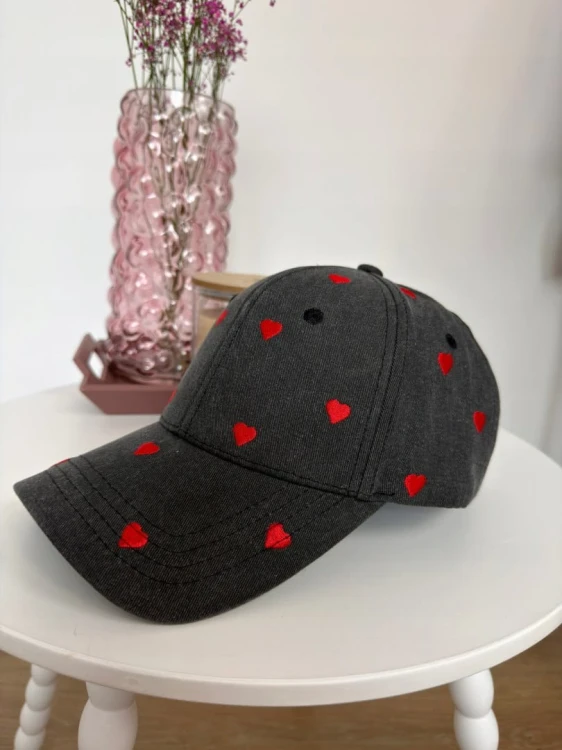 Bawełniana czapka damska z daszkiem czarna haft serduszka regulowana