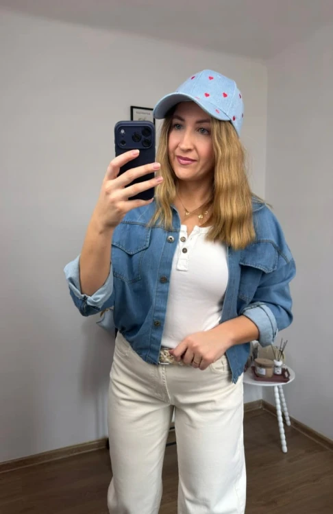 Bawełniana czapka damska z daszkiem niebieska haft serduszka regulowana