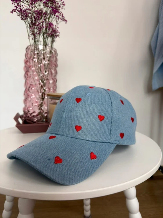 Bawełniana czapka damska z daszkiem niebieska haft serduszka regulowana