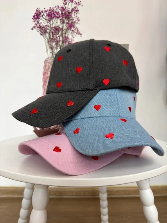 Bawełniana czapka damska z daszkiem niebieska haft serduszka regulowana