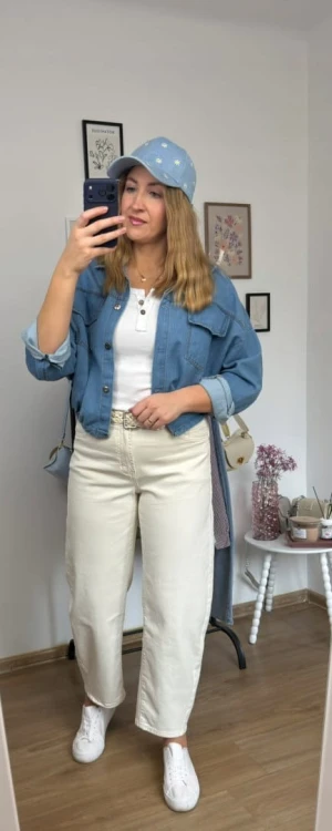 Bawełniana czapka damska z daszkiem niebieska haft stokrotki regulowana