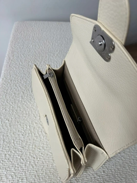 Beżowa mała torebka na ramię ze srebrnym łańcuszkiem Unibella