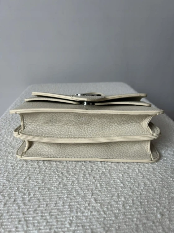 Beżowa mała torebka na ramię ze srebrnym łańcuszkiem Unibella