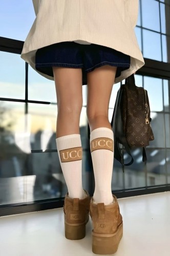 Białe dłuższe skarpety damskie UCC prążkowany ściągacz Crazysocks