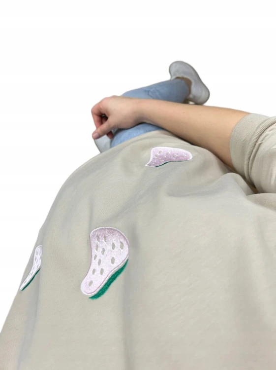 Bluzka dresowa rękaw 3/4 luźna haftowana haft truskawki słodka V Megi S/M