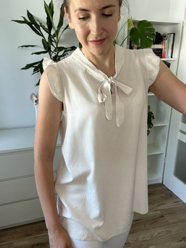 Bluzka z wiązaniem beżowa w kropki moda italia