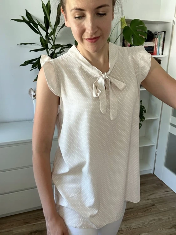 Bluzka z wiązaniem beżowa w kropki moda italia