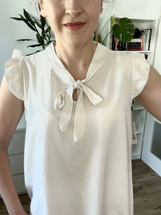 Bluzka z wiązaniem beżowa w kropki moda italia