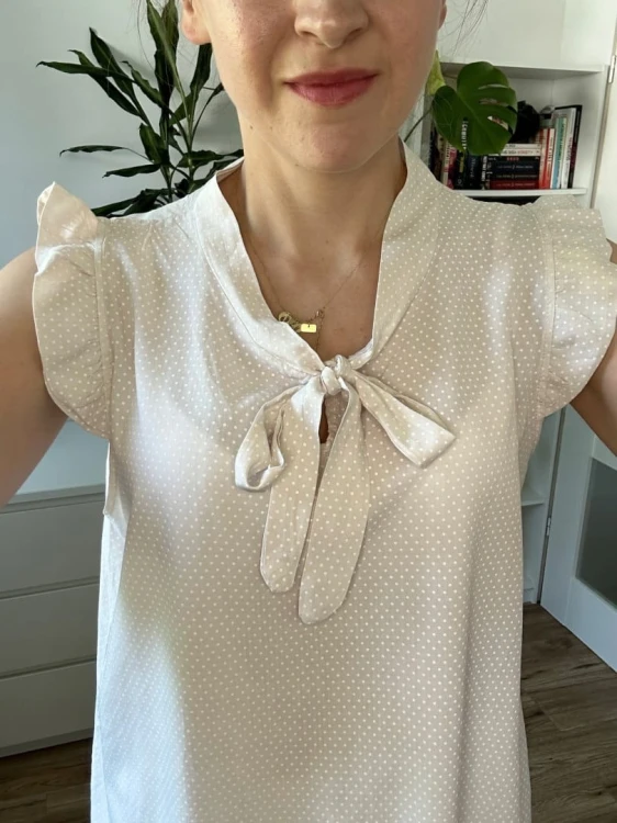 Bluzka z wiązaniem beżowa w kropki moda italia